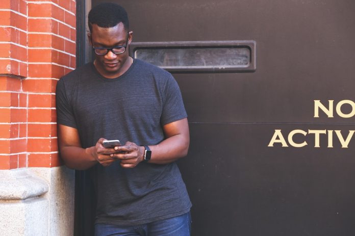 uomo allo smartphone