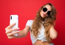 L’anello mancante tra marketer e Generazione Z aspirante-modella-selfie